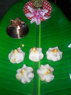 उकडीचे मोदक (ukdiche modak recipe in marathi) रेसिपी चे मुख्य फोटो 