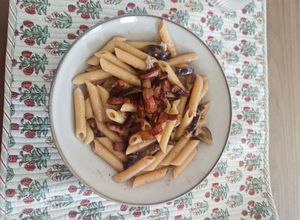 Una foto de Pasta de higos, gorgonçola y guanciale