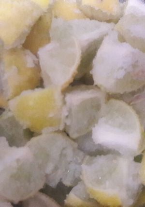 A picture of Lemon pickle.
