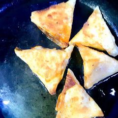 A picture of Samosa folding technique.