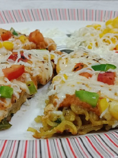 મેગી પિઝા(Maggi pizza Recipe in Gujarati) રેસીપી મુખ્ય ફોટો