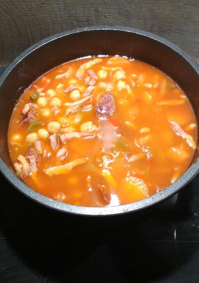 Una foto de Cazuela de garbanzos con chorizo ibérico y bacon