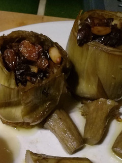 Una foto de Alcachofas confitadas rellenas de setas, pasas y piñones