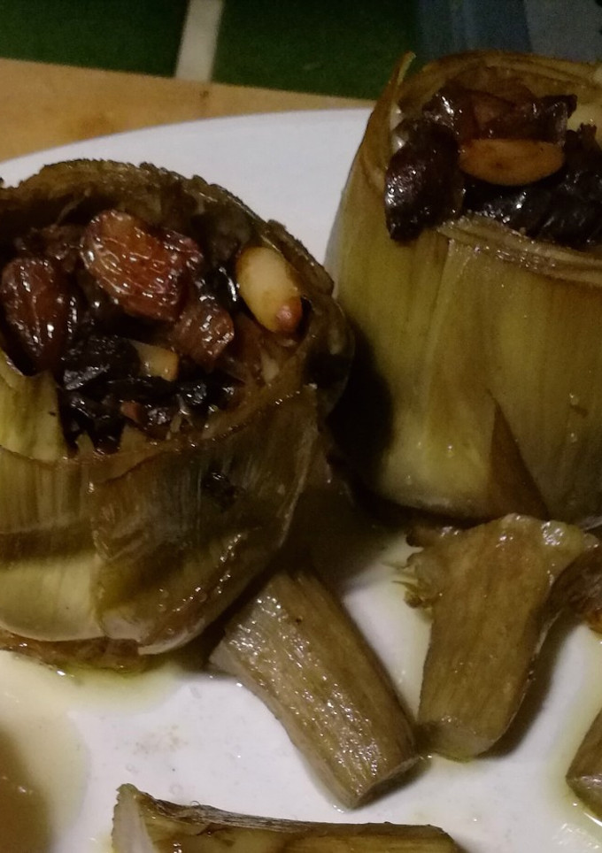 Una foto de Alcachofas confitadas rellenas de setas, pasas y piñones