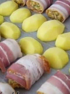 Baconba tekert fűszeres hús, krumplival együtt sütve recept fotója