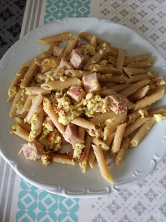 Una foto de Huevos revueltos con macarrones, calabacín y dados de jamón