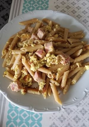 Foto principal de Huevos revueltos con macarrones, calabacín y dados de jamón