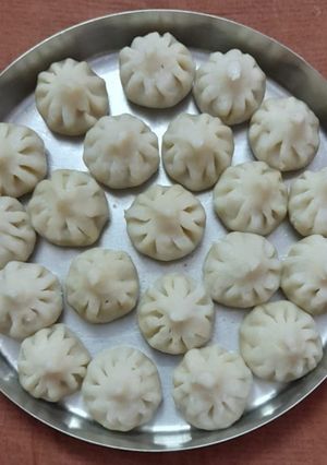 उकडीचे मोदक (ukdiche modak recipe in marathi) रेसिपी चे मुख्य फोटो