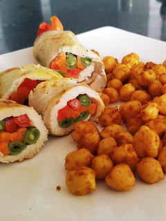 Una foto de Enrollado de pollo con verduras con guarnición de garbanzos