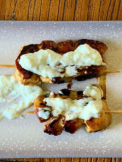 Una foto de Brochetas de pollo Ras El Hanout con tzatziki