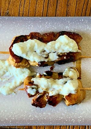 Una foto de Brochetas de pollo Ras El Hanout con tzatziki