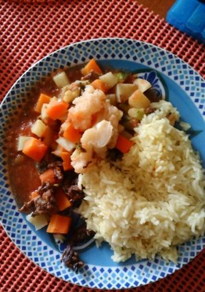 Una foto de Arroz canario y picadillo de carne de res