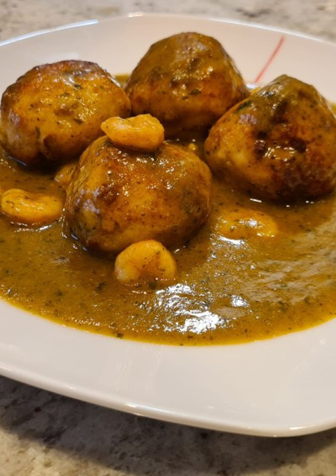 Una foto de Albóndigas de merluza y jamón en salsa