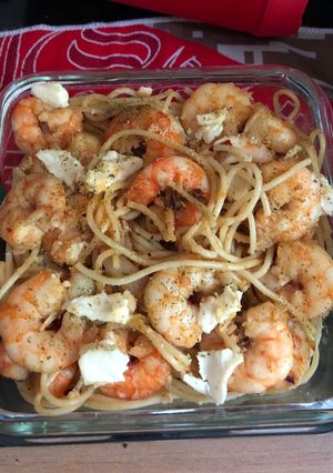 A picture of Garlic shrimp with pasta.