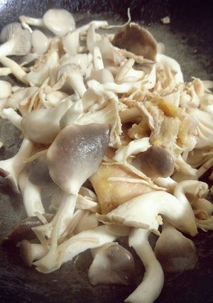 Hình của món Mì xào nấm sò ăn tối dinh dưỡng.