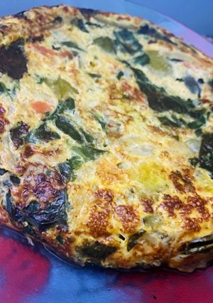 Una foto de TORTILLA DE VEGETALES 🧅🫑🌶️🥬🍅🥬