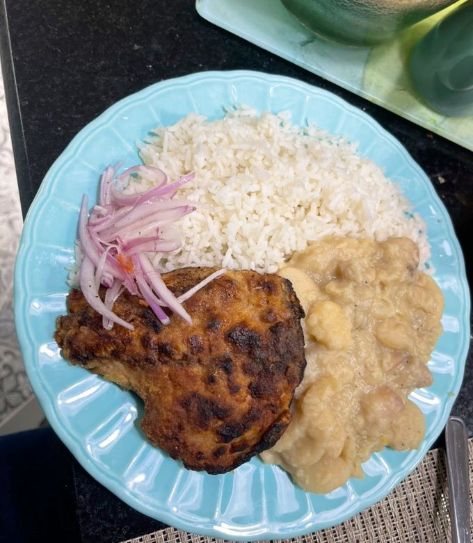 Una foto de Pallares cremosos con pescado frito !