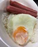 Arroz con salchicha y huevo frito