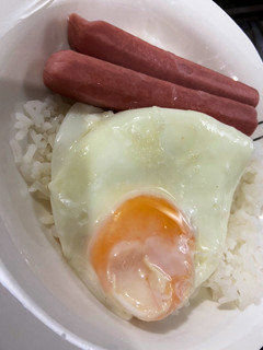 Una foto de Arroz con salchicha y huevo frito