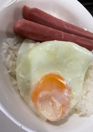 Una foto de Arroz con salchicha y huevo frito