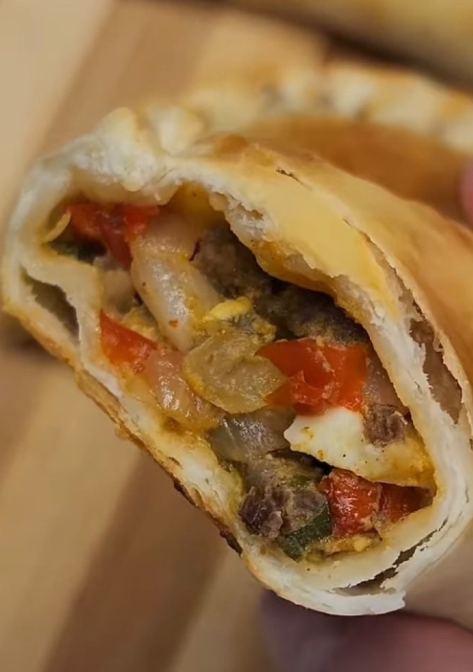Una foto de Empanadas de carne cortada a cuchillo🥟