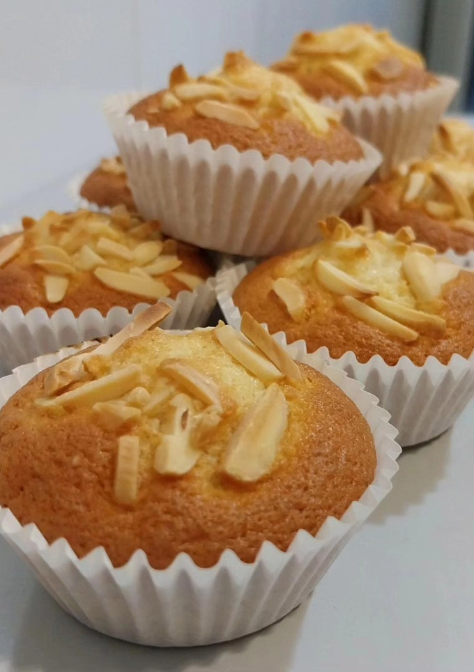 Una foto de Magdalenas de yogurt y almendras