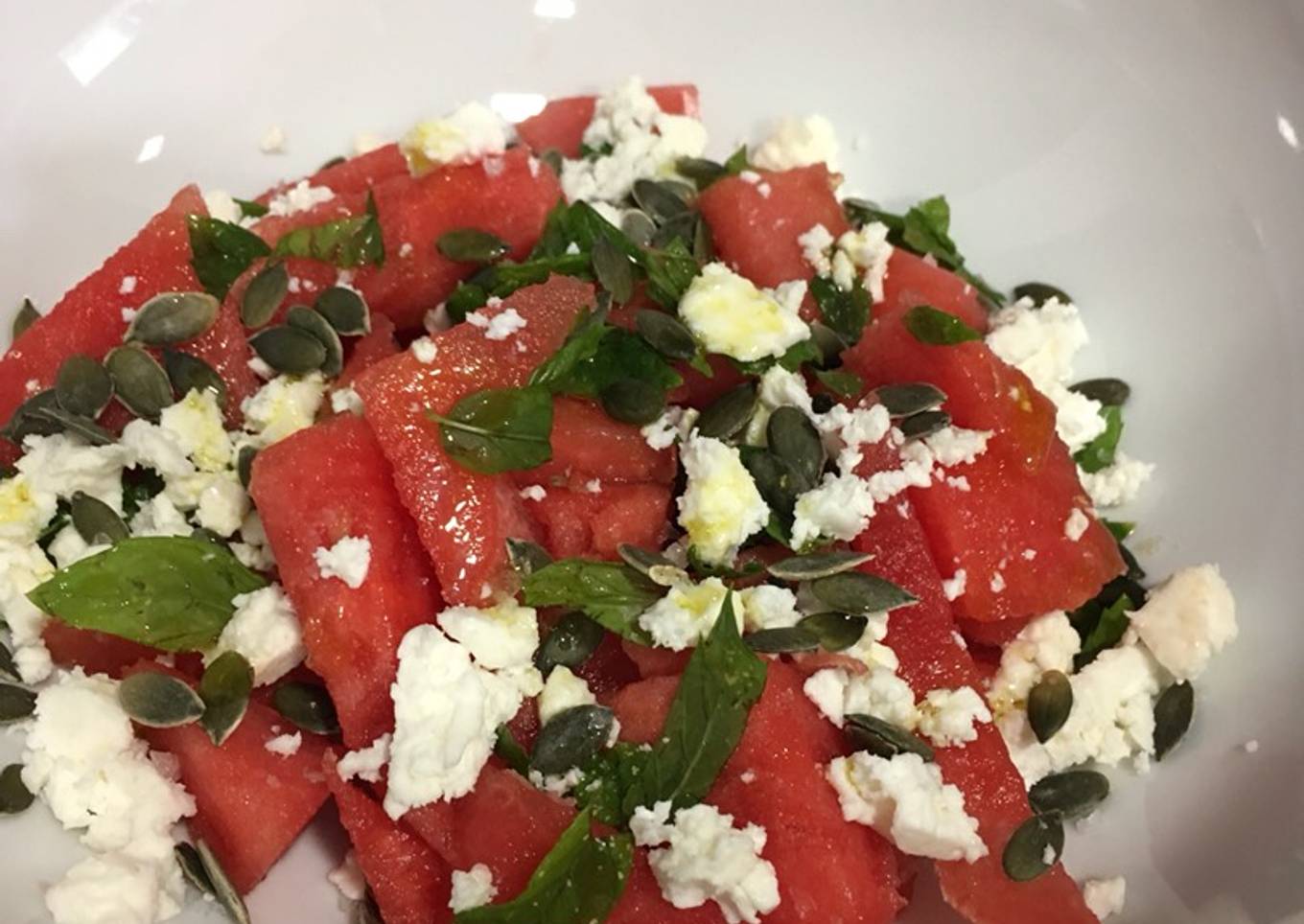 Ensalada de sandía con queso feta y hierbabuena