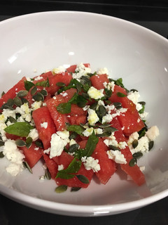 Una foto de Ensalada de sandía con queso feta y hierbabuena