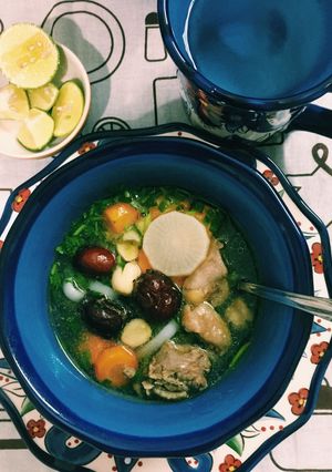 Hình của món Canh gà nấu nấm hạt sen.