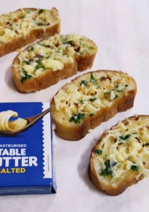 ગાર્લિક બ્રેડ (Garlic Bread Recipe In Gujarati) રેસીપી મુખ્ય ફોટો