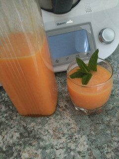 Una foto de Zumo detox de naranja en thermomix
