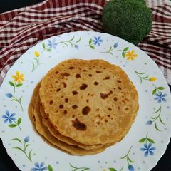 A picture of Broccoli 🥦 stuffed Paratha.