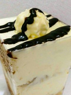 Una foto de Mousse queso mascarpone con peras y bizcocho cruiente