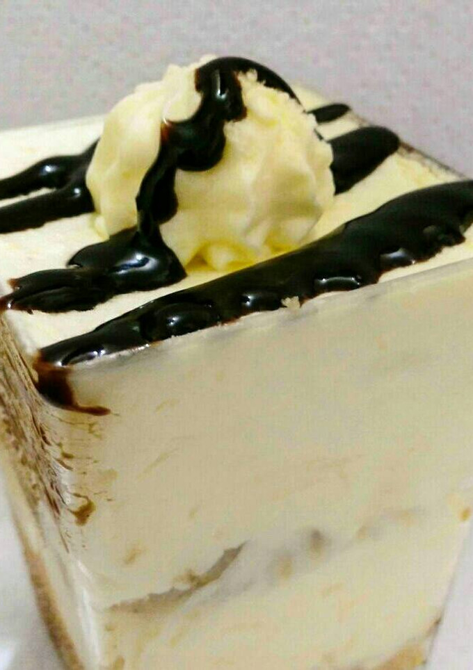 Una foto de Mousse queso mascarpone con peras y bizcocho cruiente