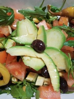 Una foto de Ensalada de rúcula, aguacate y algo más 🥗
