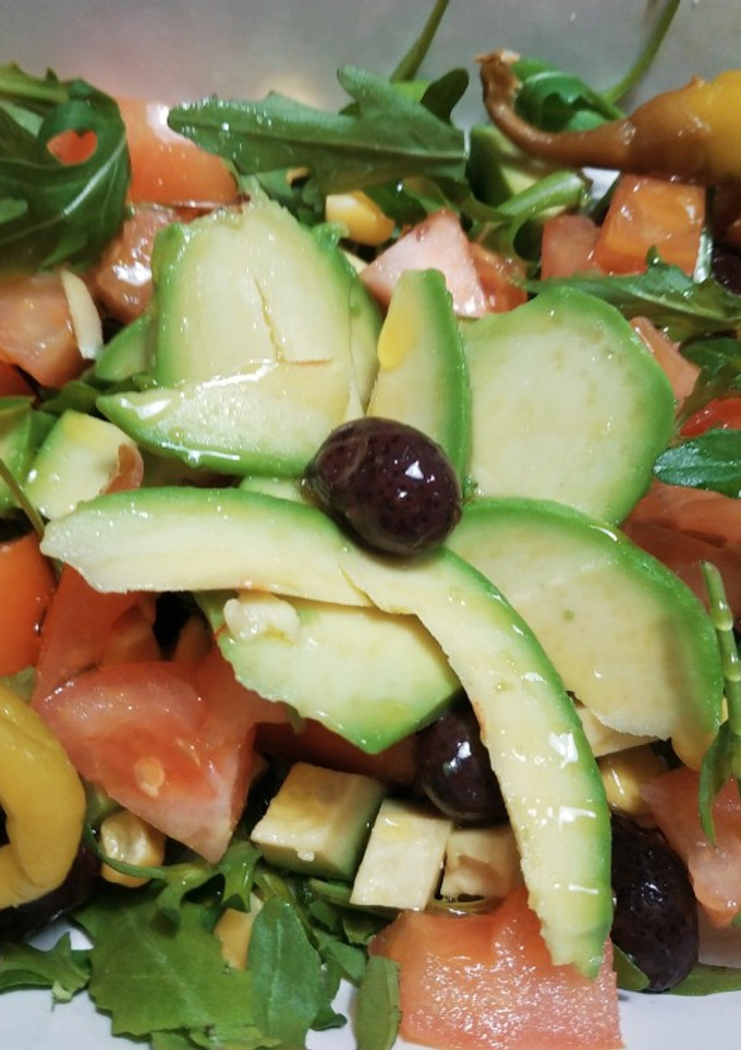 Una foto de Ensalada de rúcula, aguacate y algo más 🥗