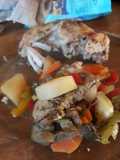 Conejo a las finas hierbas y con un colchón de verduras