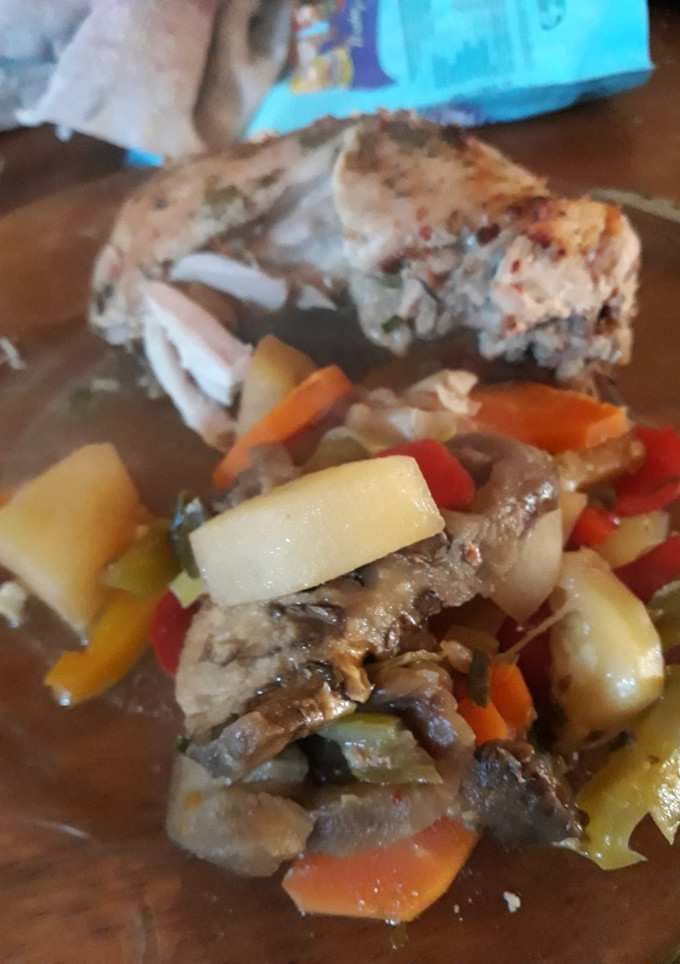Una foto de Conejo a las finas hierbas y con un colchón de verduras