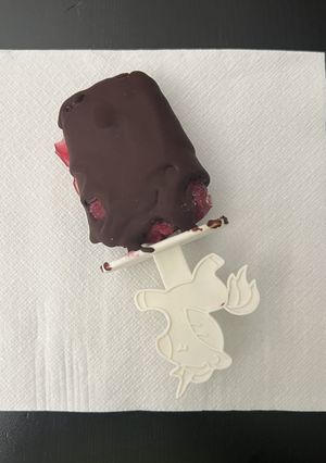 Una foto de Polos de yogur, frutos rojos y chocolate negro