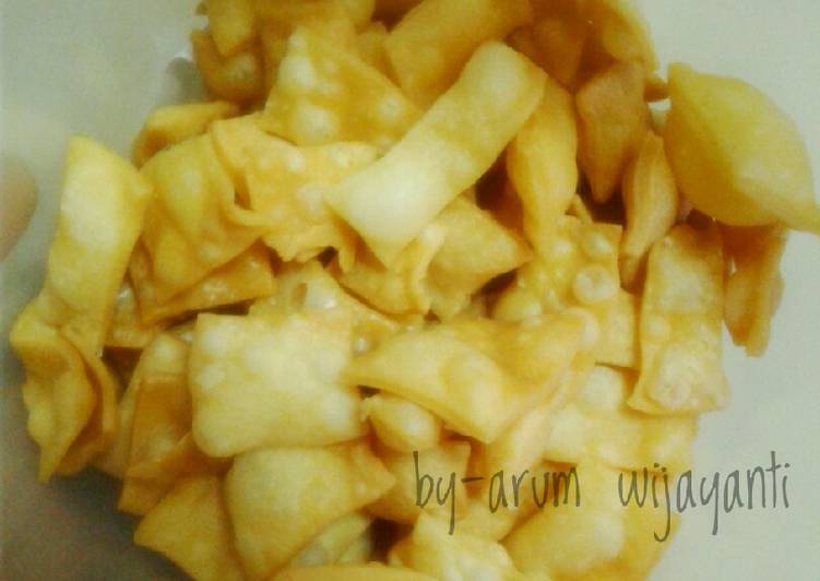 Keripik pangsit renyah