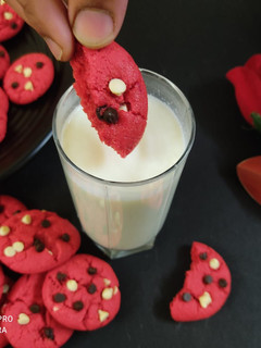 रेड वेलवेट चोको चिप्स कुकीज़ (red velvet cookies recipe) रेसिपी मुख्य फोटो