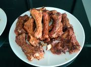 Una foto de costillas de cerdo adobadas