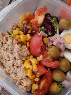 Una foto de Ensalada completa que lleva de todo