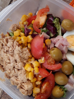 Una foto de Ensalada completa que lleva de todo