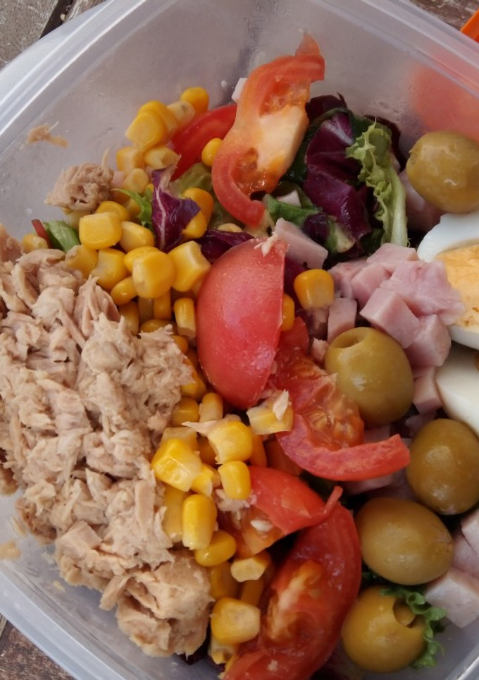 Una foto de Ensalada completa que lleva de todo