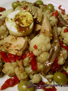 Una foto de Ensalada de coliflor con atún, anchoas, piquillos y variantes