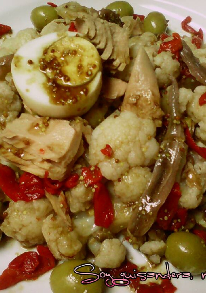 Una foto de Ensalada de coliflor con atún, anchoas, piquillos y variantes