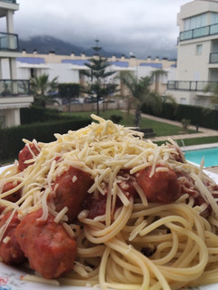 Una foto de Espaguetti con salchicha y tomate natural