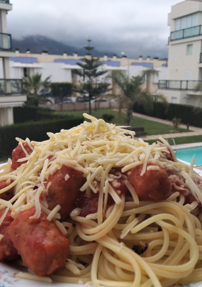 Una foto de Espaguetti con salchicha y tomate natural