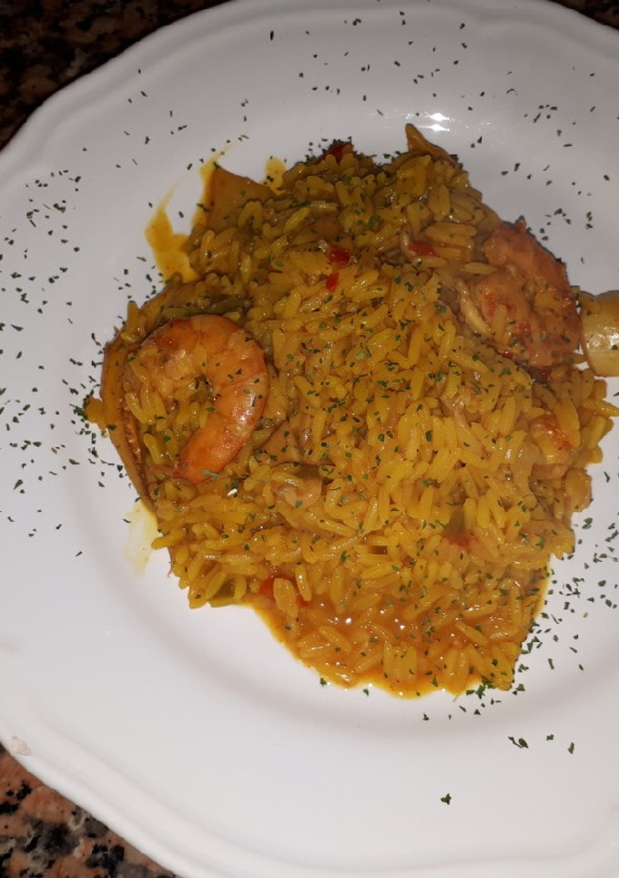 Una foto de Arroz con langostinos y chipirones